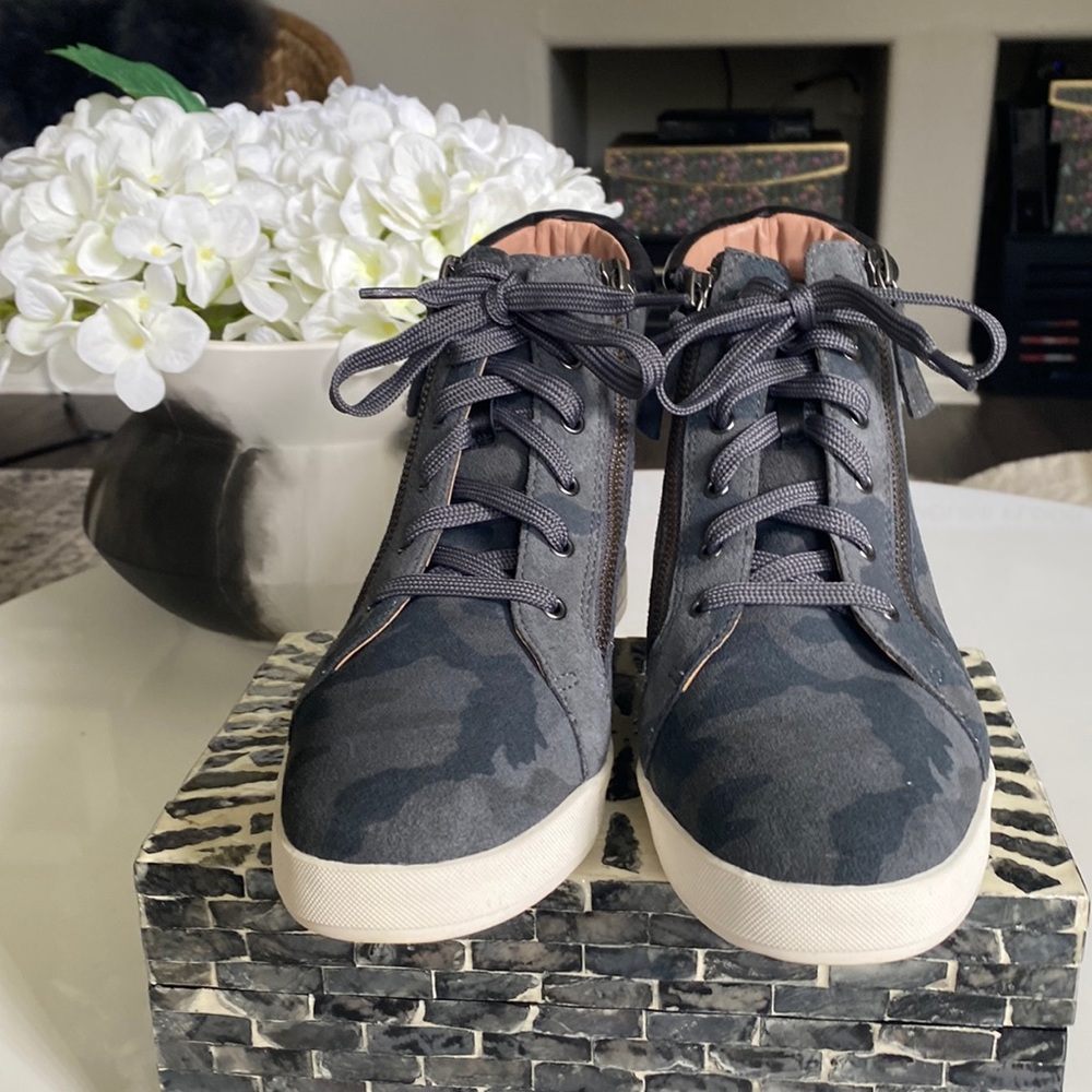 NWOT Linea Paolo Wedge Sneakers